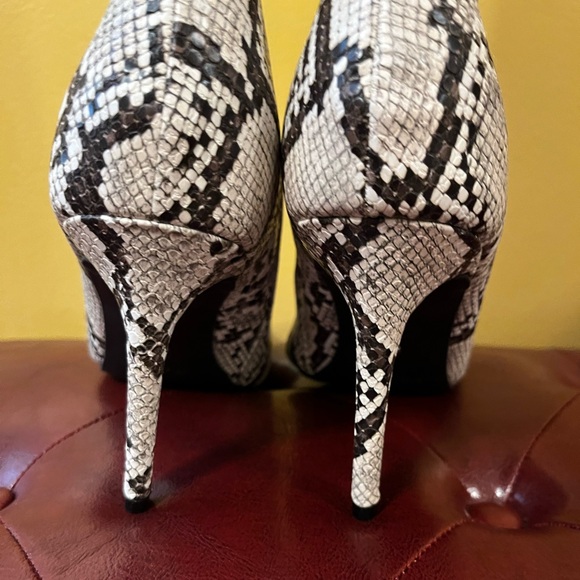 Snakeskin Pattern Knee-High Boots - Picture 3 of 8